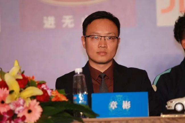 迪马：切尔西与热刺谈加拉格尔转会 金额约4000万欧著名转会专家迪马济奥消息，热刺正在与切尔西就蓝军中场加拉格尔的转会进行谈判。